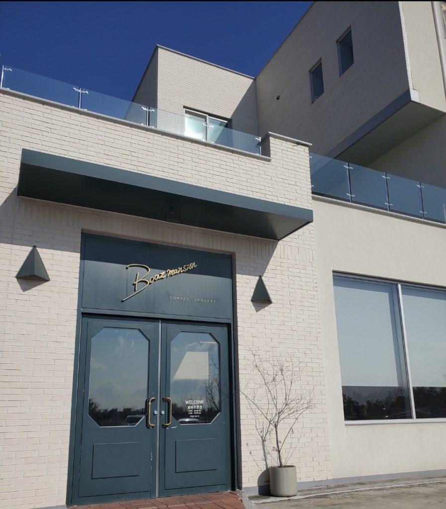 Outside of Boaz Mansion, a cafe near the trailhead for the Buraksan hiking trail. 