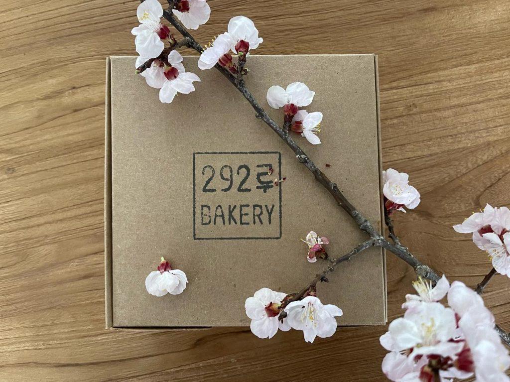 292lu Bakery box with apricot blossoms